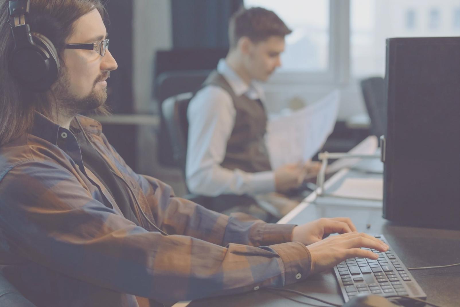 Team che lavora su creatività pubblicitarie per app