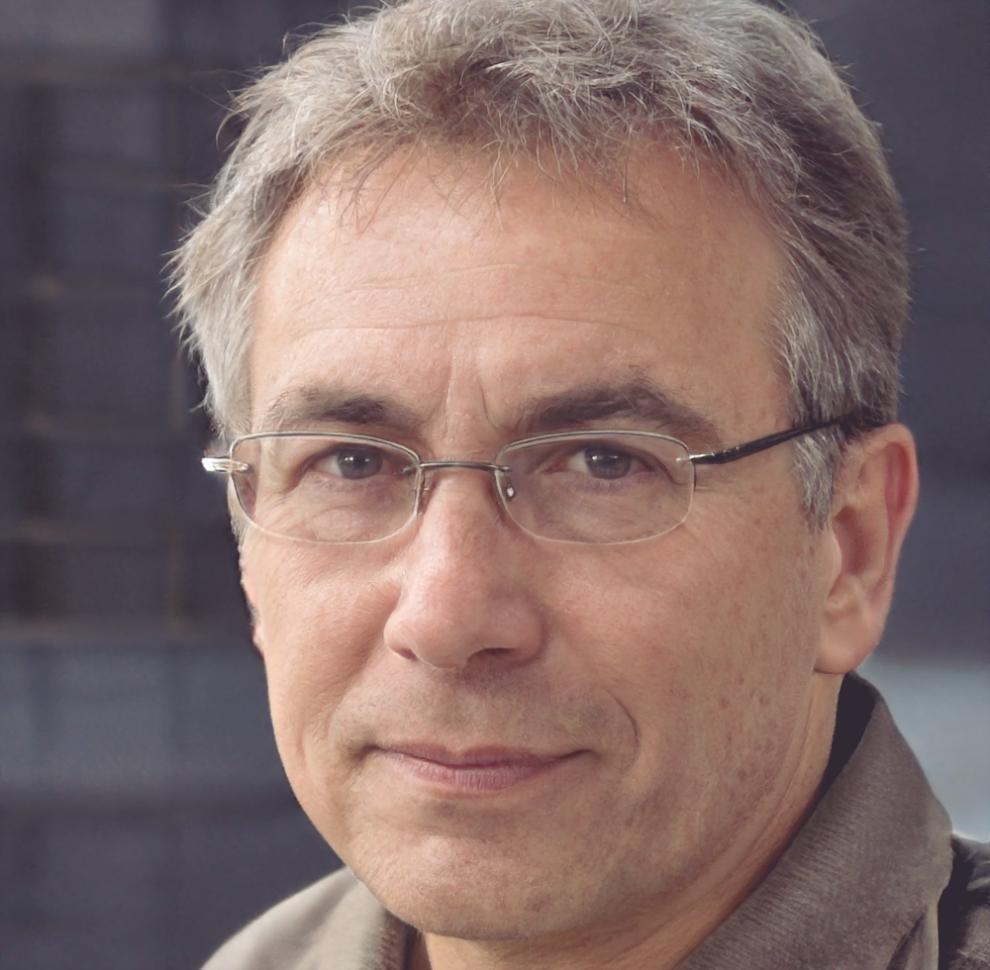 Marco Venanzi mentre revisiona progetti degli studenti