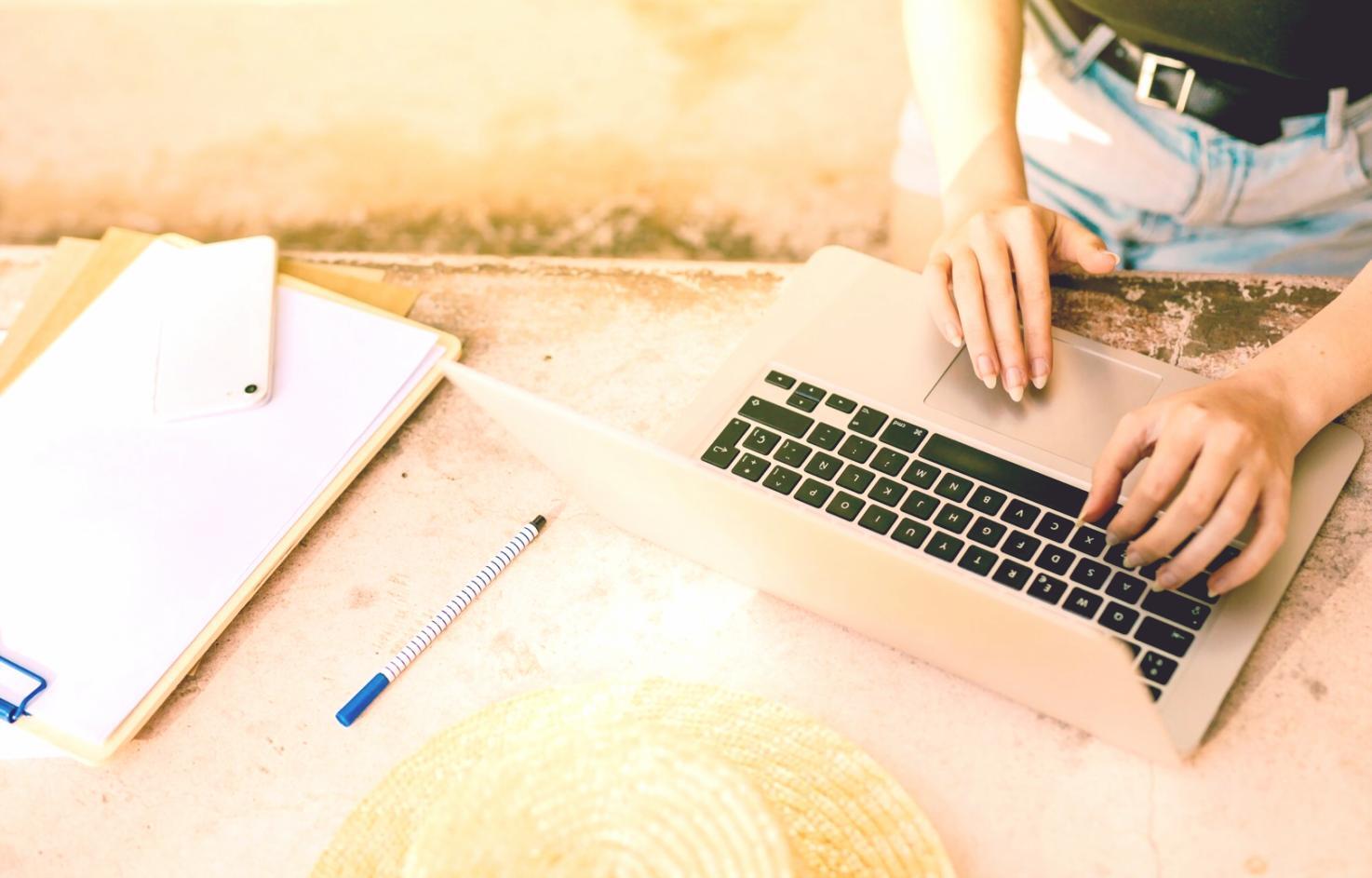 Studenti che analizzano campagne pubblicitarie per giochi mobile